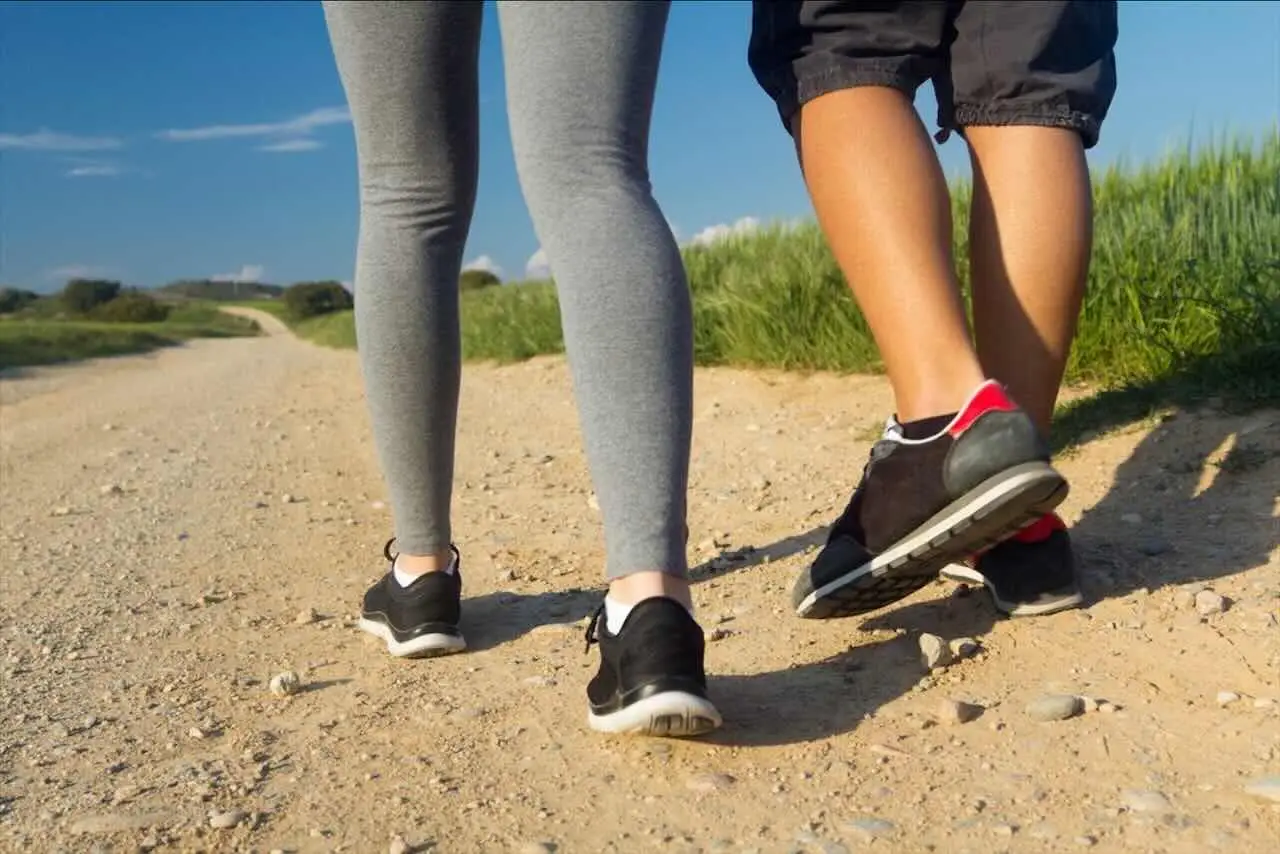 Camminare 15 minuti dopo pranzo aiuta a gestire zuccheri e insulina Immagine selezionata
