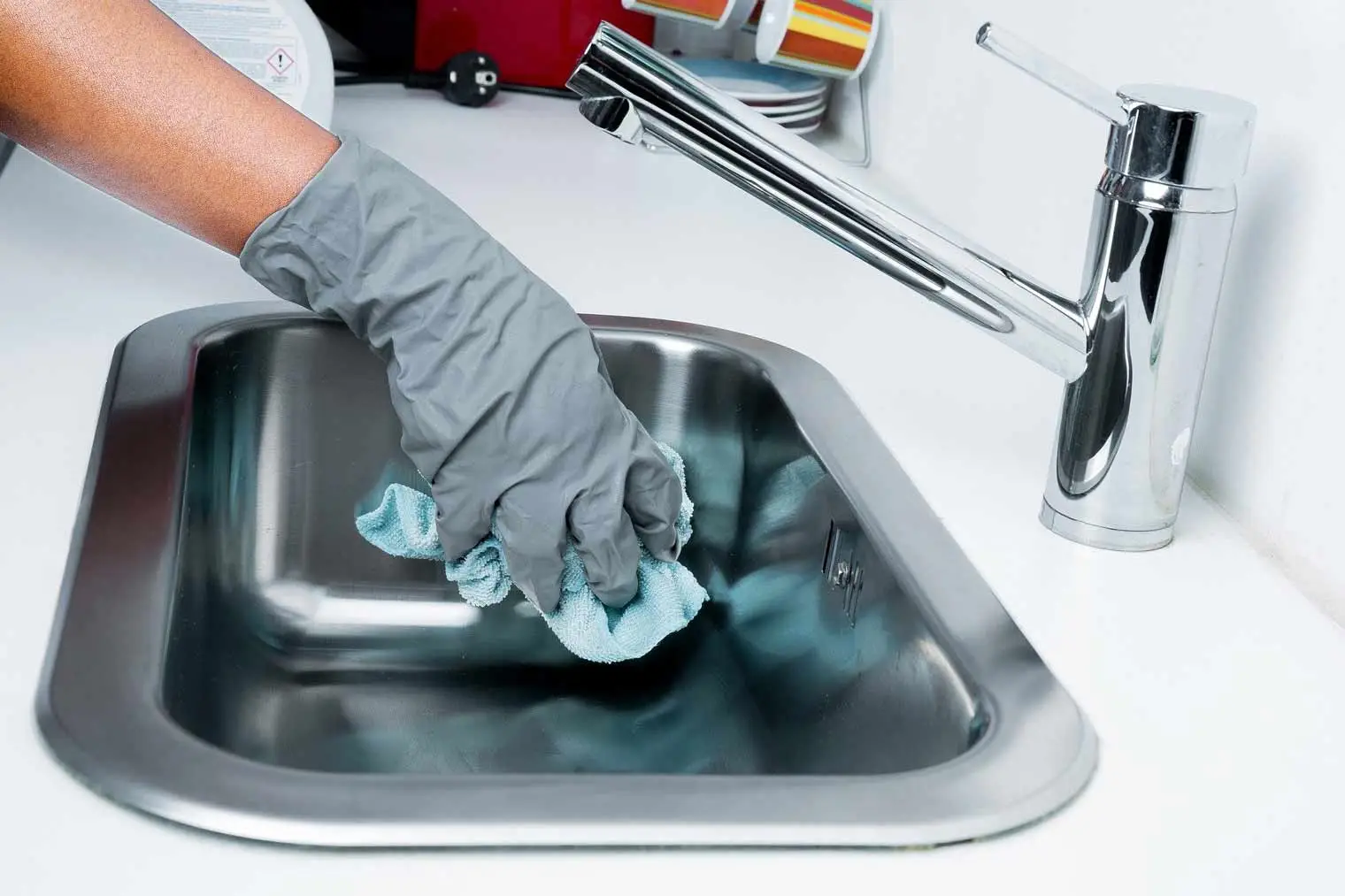Guida rapida per pulire e igienizzare il lavello in acciaio