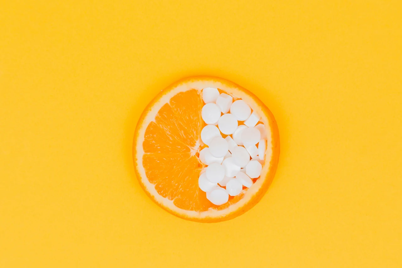 Il miglior momento per assumere vitamine: ecco quando farlo SP - Pillole e orologio su tavolo